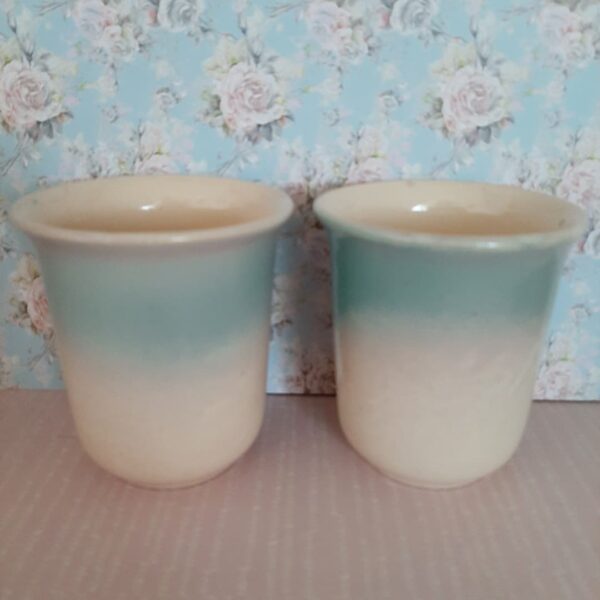 2 oude pastelbekers