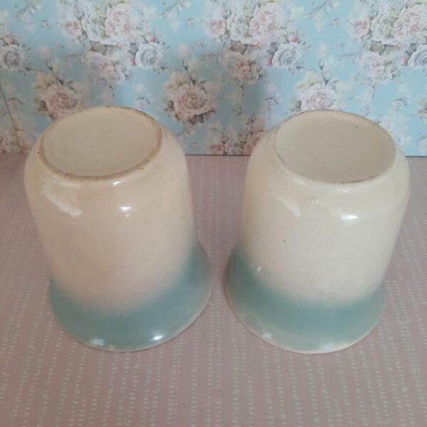 2 oude pastelbekers