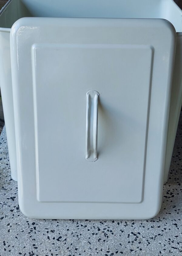 Grote emaille broodkist