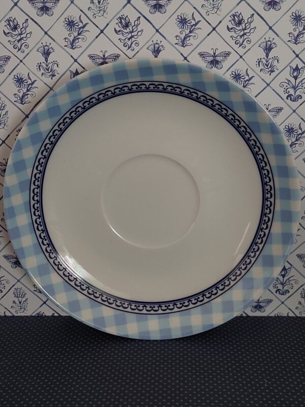 Kop en schotel geruit met koe