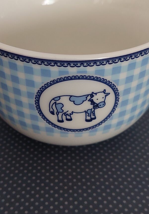 Kop en schotel geruit met koe