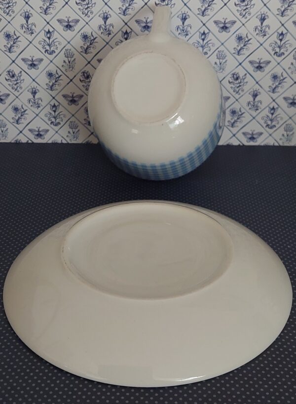 Kop en schotel geruit met koe