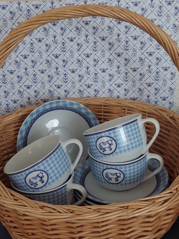 Kop en schotel geruit met koe