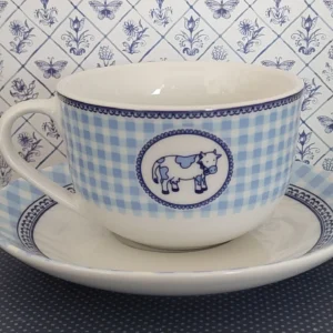 Kop en schotel geruit met koe