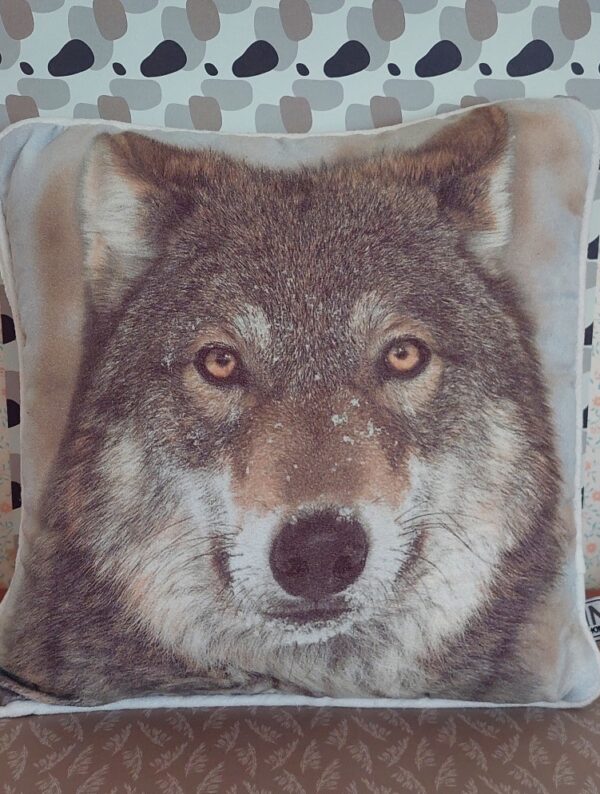 Klein sierkussen wolfdecoratie