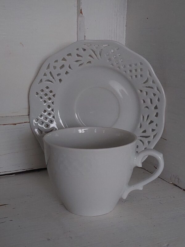 Kop en schotel wit kantmotief