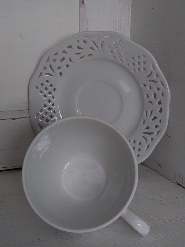 Kop en schotel wit kantmotief