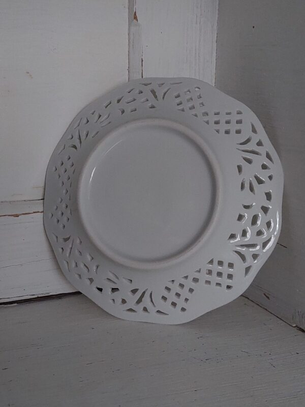 Kop en schotel wit kantmotief