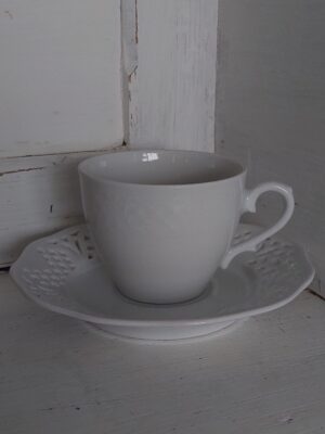 Kop en schotel wit kantmotief