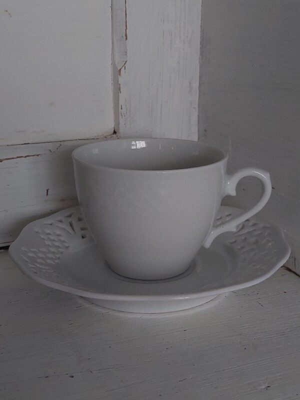 Kop en schotel wit kantmotief