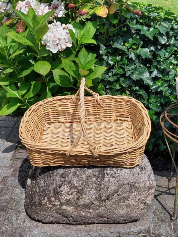 Grote rieten mand
