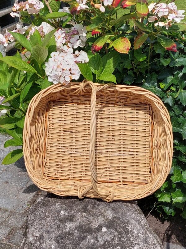 Grote rieten mand
