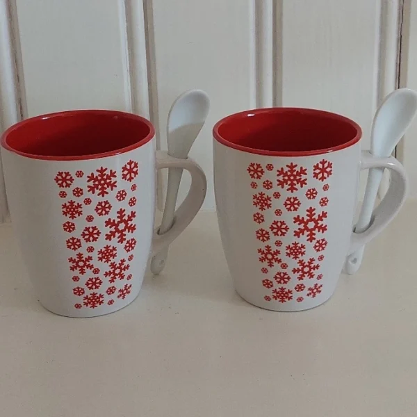 2 Bekers rode sneeuwvlokjes