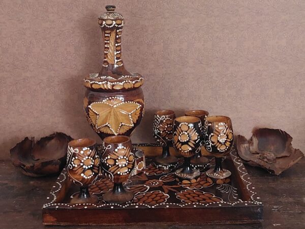 1 likeurset Roemeens houtsnijwerk Folklore