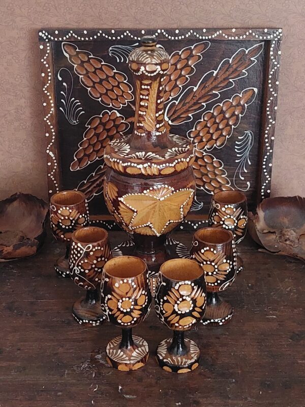 1 likeurset Roemeens houtsnijwerk Folklore