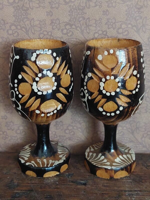 1 likeurset Roemeens houtsnijwerk Folklore