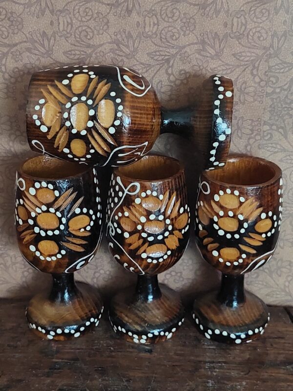 1 likeurset Roemeens houtsnijwerk Folklore