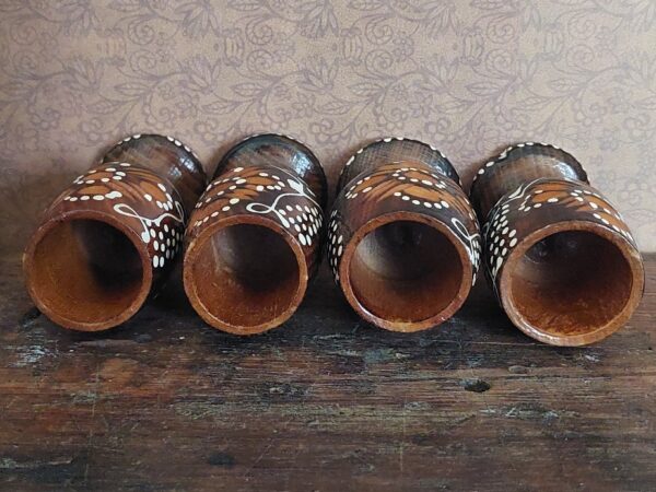 1 likeurset Roemeens houtsnijwerk Folklore