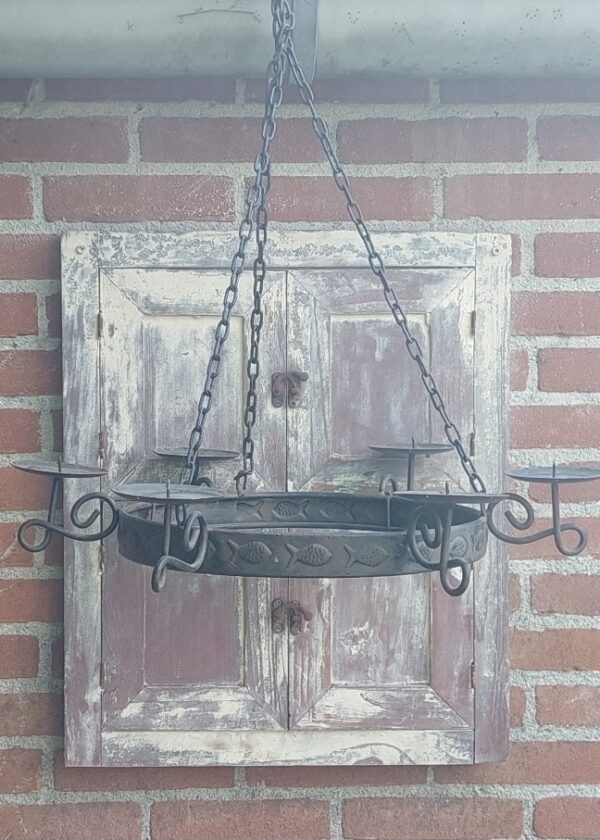 20240913_153252 Metalen kroonluchter middeleeuwse stijl