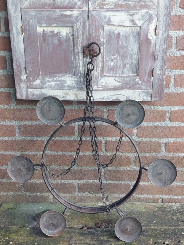 20240913_153810 Metalen kroonluchter middeleeuwse stijl