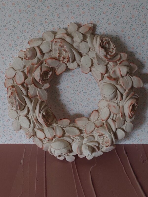 Oude bloemenkrans aardewerk