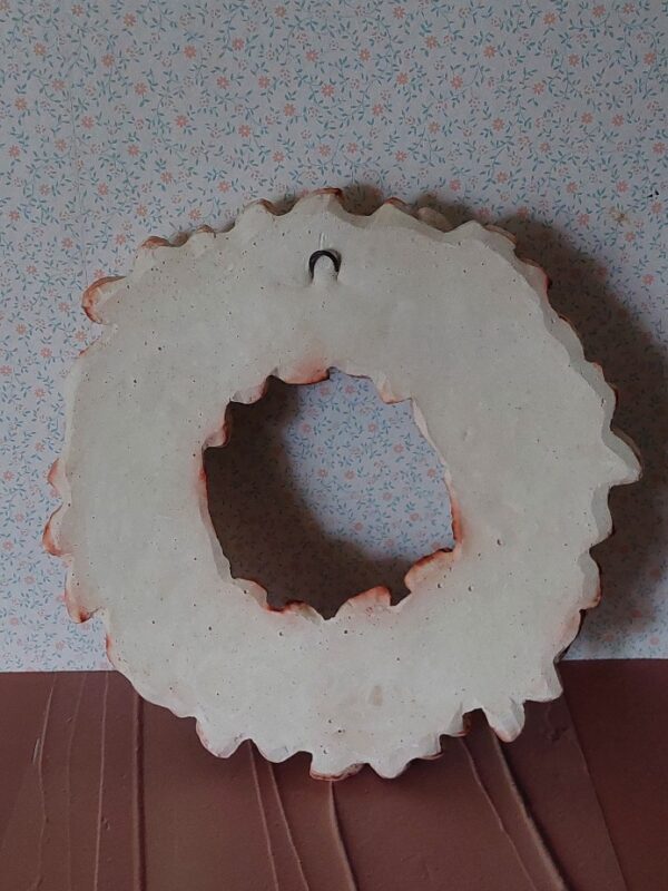 Oude bloemenkrans aardewerk