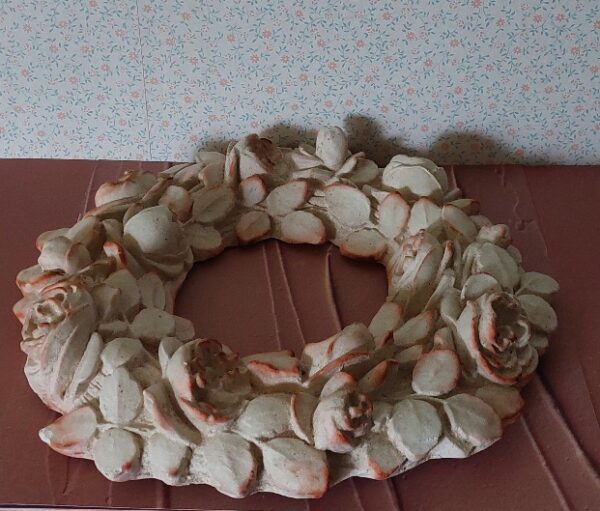 Oude bloemenkrans aardewerk