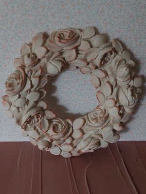 Oude bloemenkrans aardewerk