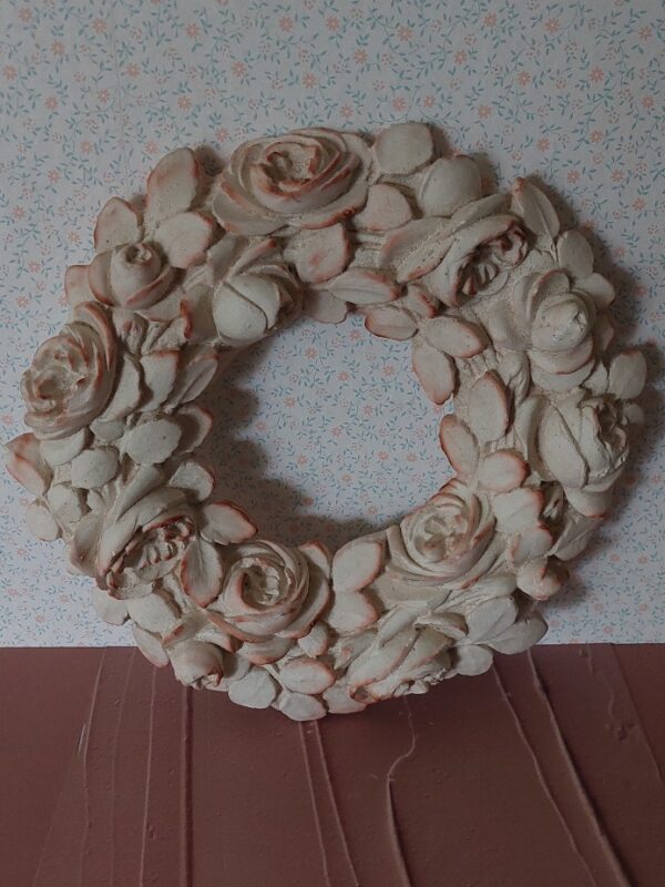 Oude bloemenkrans aardewerk