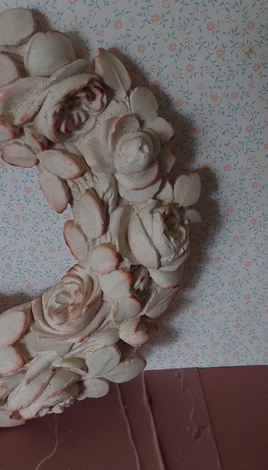 Oude bloemenkrans aardewerk