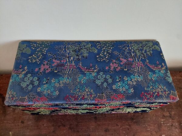 1 Chinese Stoffen Dekseldoos