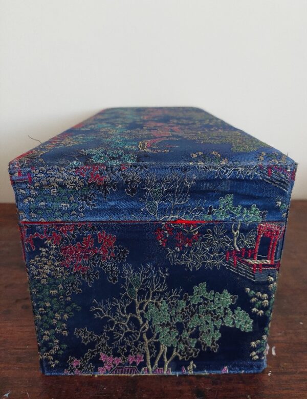 1 Chinese Stoffen Dekseldoos