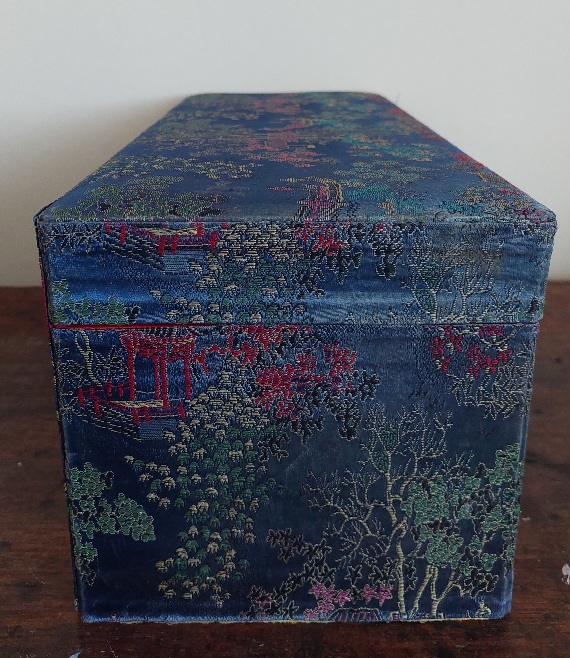 1 Chinese Stoffen Dekseldoos