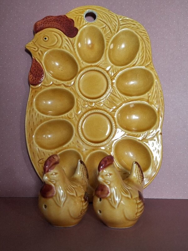 Retro Eierschaal Met Peper En Zoutstel