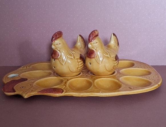 Retro Eierschaal Met Peper En Zoutstel