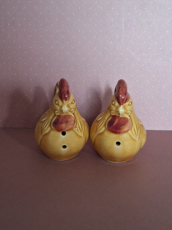 Retro Eierschaal Met Peper En Zoutstel