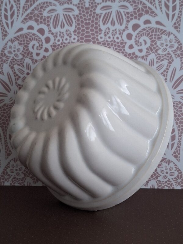 Oude Ronde Puddingvorm Roomwit