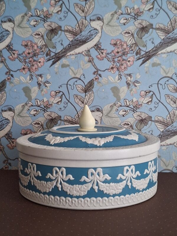 20260325_154318 Vintage Engels Snoepblikje Wedgewood Design