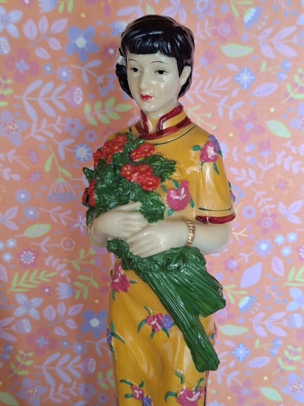 Beeldje Chinese Vrouw In Kledingstijl