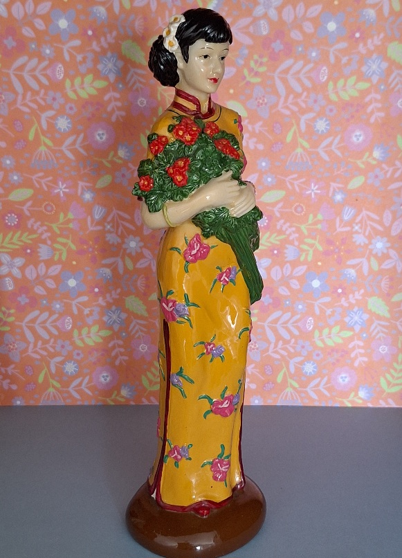 Beeldje Chinese Vrouw In Kledingstijl