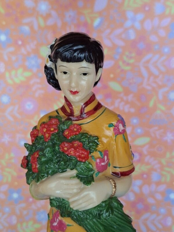 Beeldje Chinese Vrouw In Kledingstijl