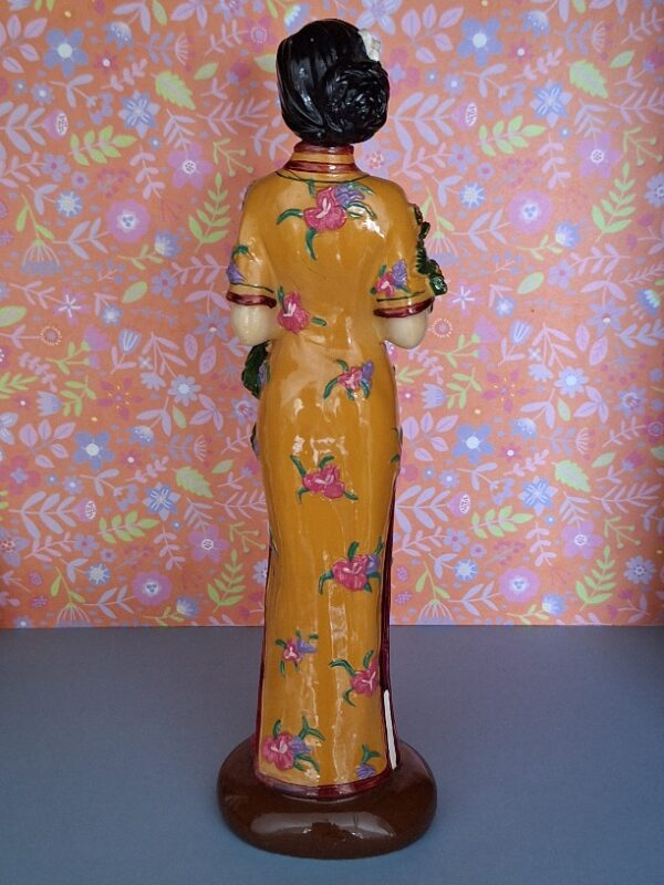 Beeldje Chinese Vrouw In Kledingstijl