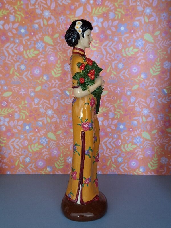 Beeldje Chinese Vrouw In Kledingstijl