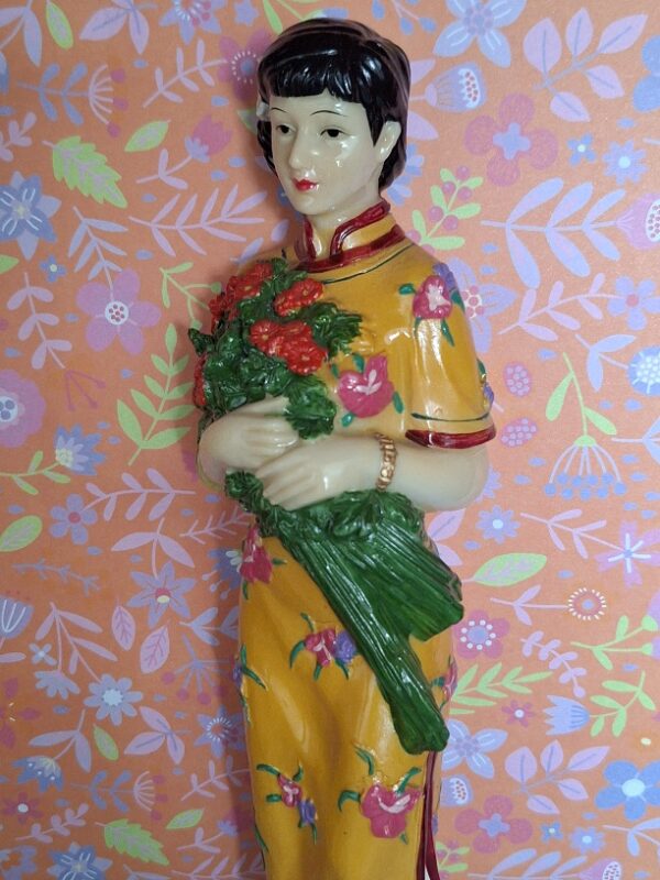 Beeldje Chinese Vrouw In Kledingstijl