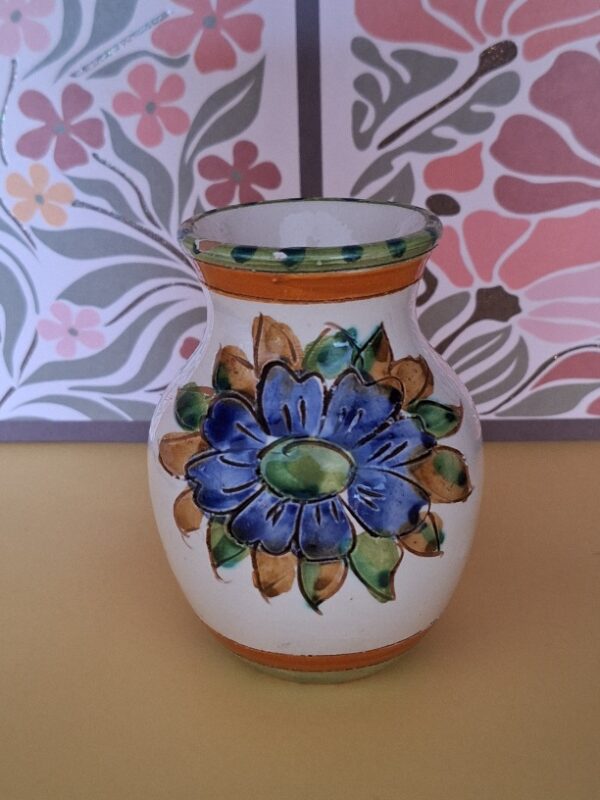 Een Klein Vaasje Majolica Italy