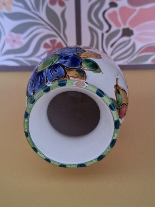 Een Klein Vaasje Majolica Italy